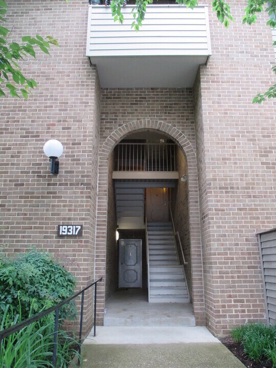 19317 Club House Rd in Montgomery Village, MD - Foto de edificio