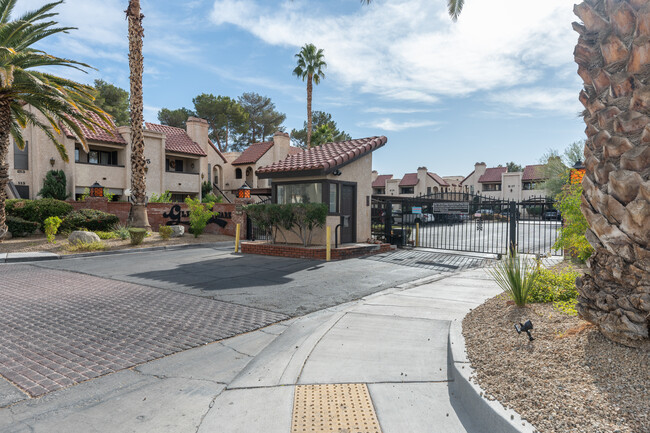 Glenoak Square in Las Vegas, NV - Building Photo - Building Photo