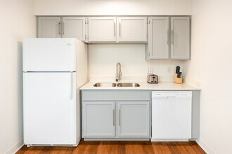 1040 Clayton Ln in Austin, TX - Building Photo - Building Photo