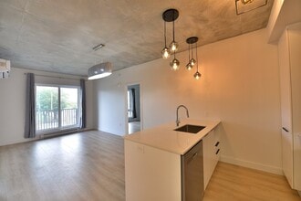 37 Brunswick Blvd in Dollard-des-Ormeaux, QC - Building Photo - Building Photo