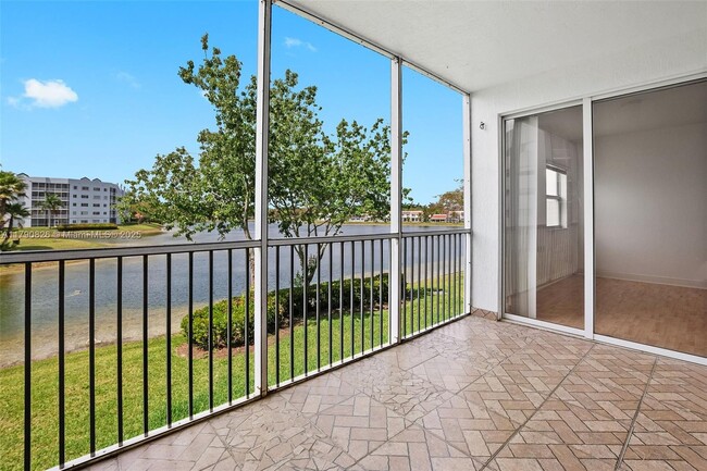 10730 NW 66th St in Doral, FL - Building Photo - Building Photo