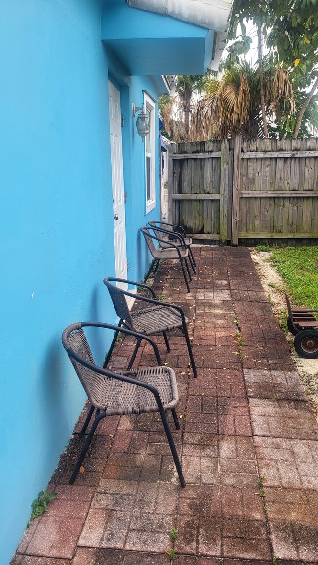 2347 Liberty St, Unit REAR in Hollywood, FL - Foto de edificio - Building Photo