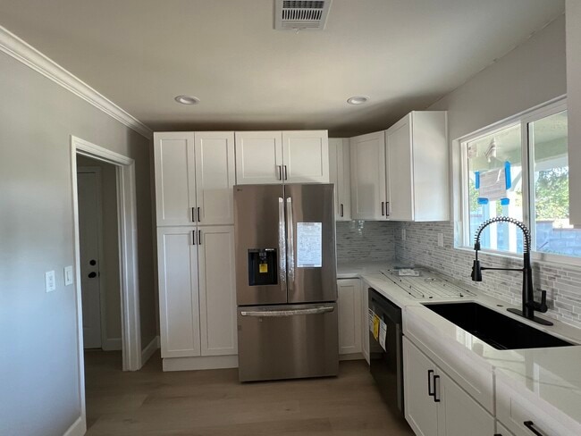 10915 Whitaker Ave in Los Angeles, CA - Building Photo - Building Photo