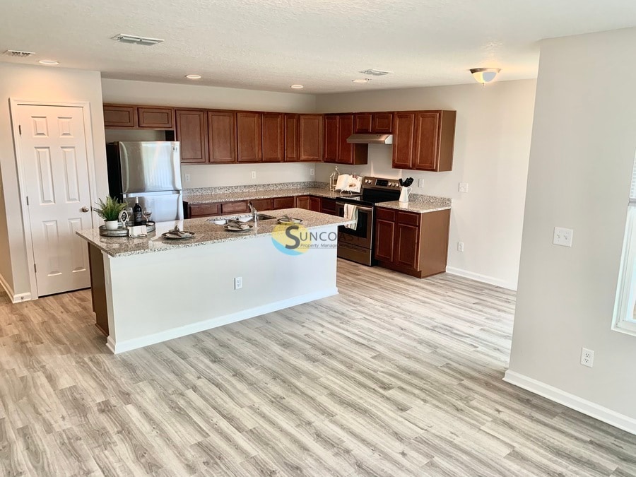 9151 Western Way in Jacksonville, FL - Building Photo
