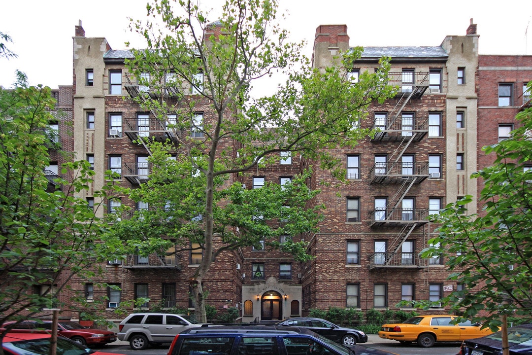 DeWitt Clinton in Long Island City, NY - Foto de edificio