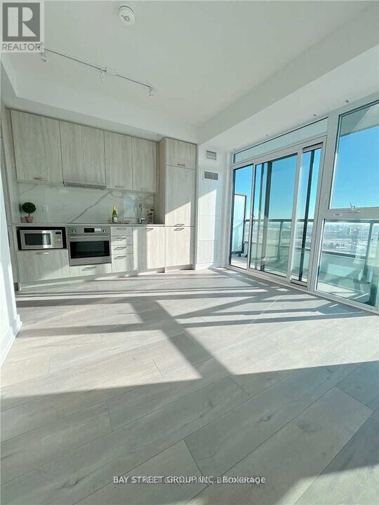 10 Honeycrisp Cres in Vaughan, ON - Building Photo