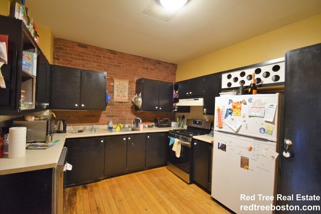 1518 Commonwealth Ave, Unit 2 in Boston, MA - Building Photo - Building Photo