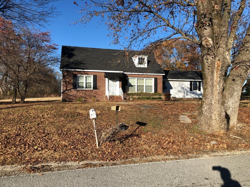 80 Rudolph Rd in Brownsville, TN - Building Photo