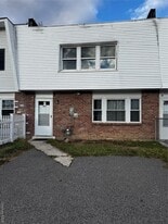 8 Whitman Ct in Middletown, NY - Building Photo