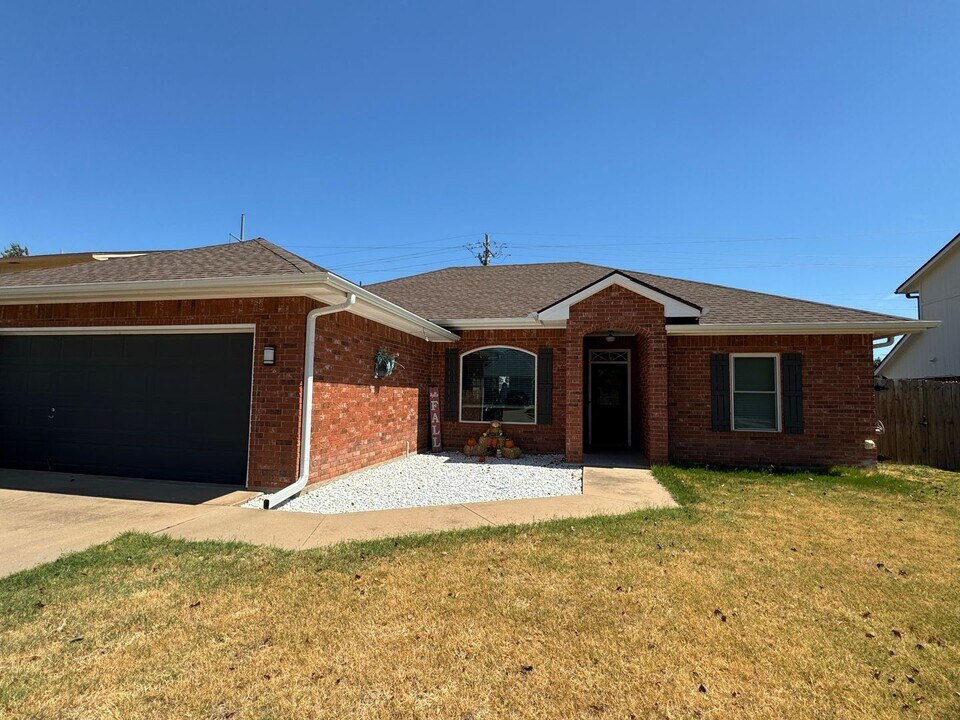 2105 NW Ashley Ct in Lawton, OK - Building Photo