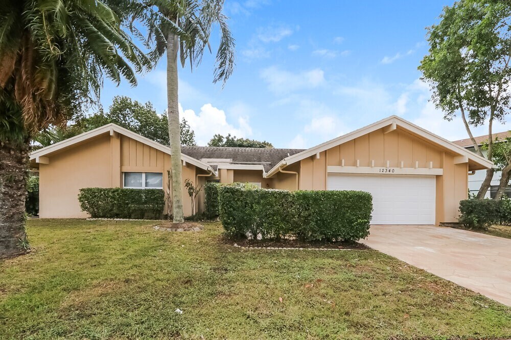 12340 Old Country Rd S in Wellington, FL - Building Photo