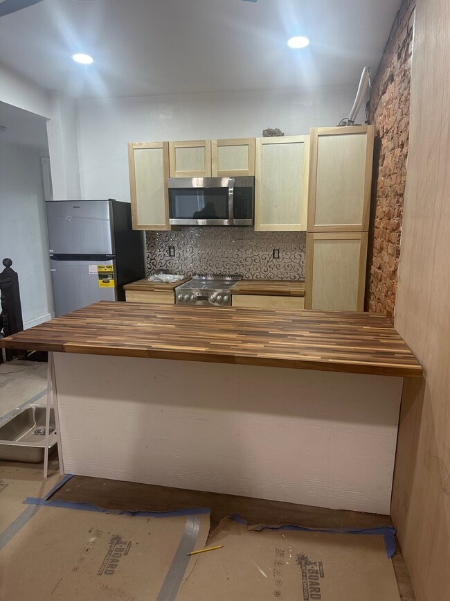 5018 Wayne Ave, Unit 2nd Floor 5018 Wayne Ave