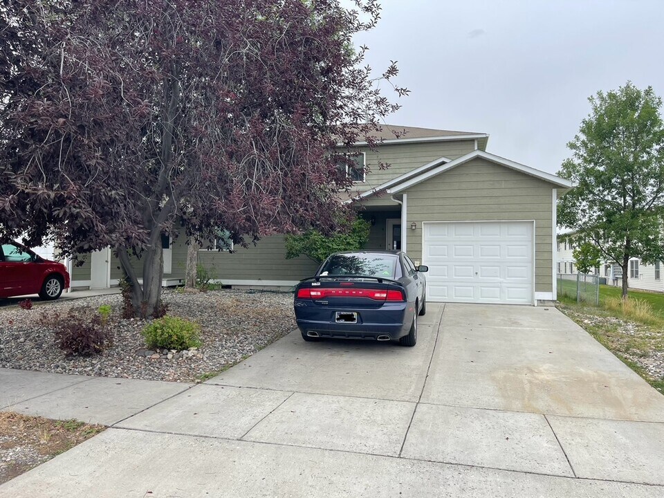 913 Di Maggio Dr in Belgrade, MT - Building Photo
