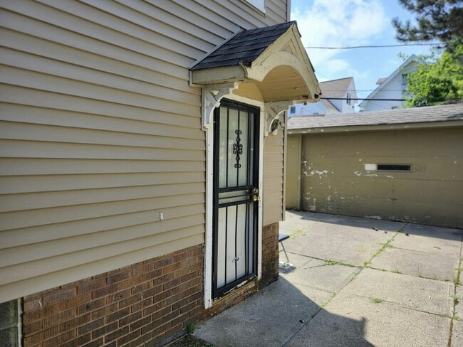 1870 Haldane Rd in Cleveland, OH - Foto de edificio - Building Photo