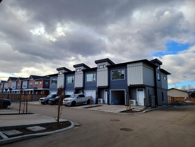250 Nickel Rd in Kelowna, BC - Building Photo - Building Photo