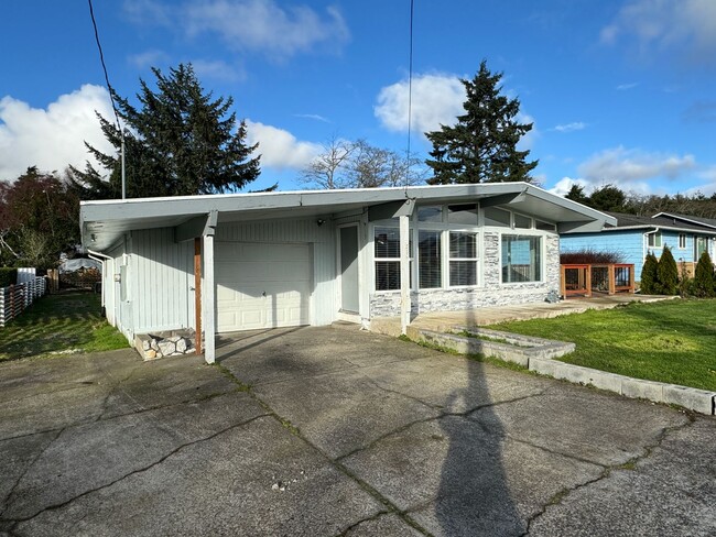 360 Northeast San-Bay-O Circle in Newport, OR - Foto de edificio - Building Photo