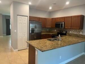 2007 Oysterwood Ln in Riviera Beach, FL - Foto de edificio - Building Photo