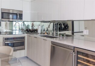 92 SW 3rd St, Unit 1711 in Miami, FL - Building Photo - Building Photo