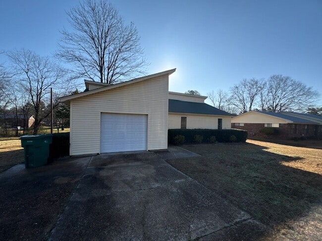 210 Lakeview Dr in Tupelo, MS - Building Photo - Building Photo