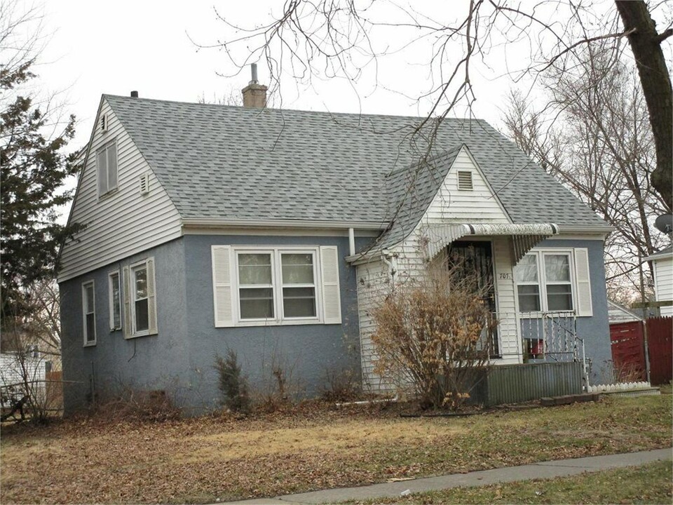 707 Newton St in Waterloo, IA - Building Photo