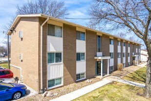 Jensen Manor Condominiums in Urbandale, IA - Building Photo
