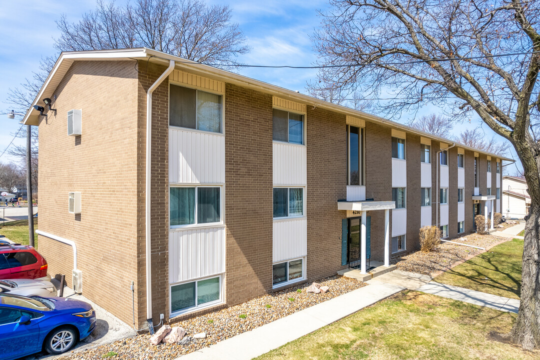 Jensen Manor Condominiums in Urbandale, IA - Foto de edificio