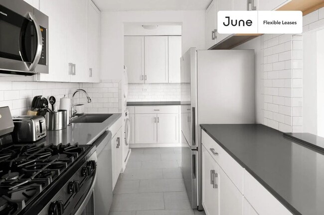 Spacious ROOM at The Heritage House, Unit 4 in New York, NY - Foto de edificio - Building Photo