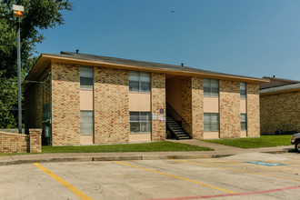 Bay Terrace Apartments in Baytown, TX - Building Photo - Building Photo