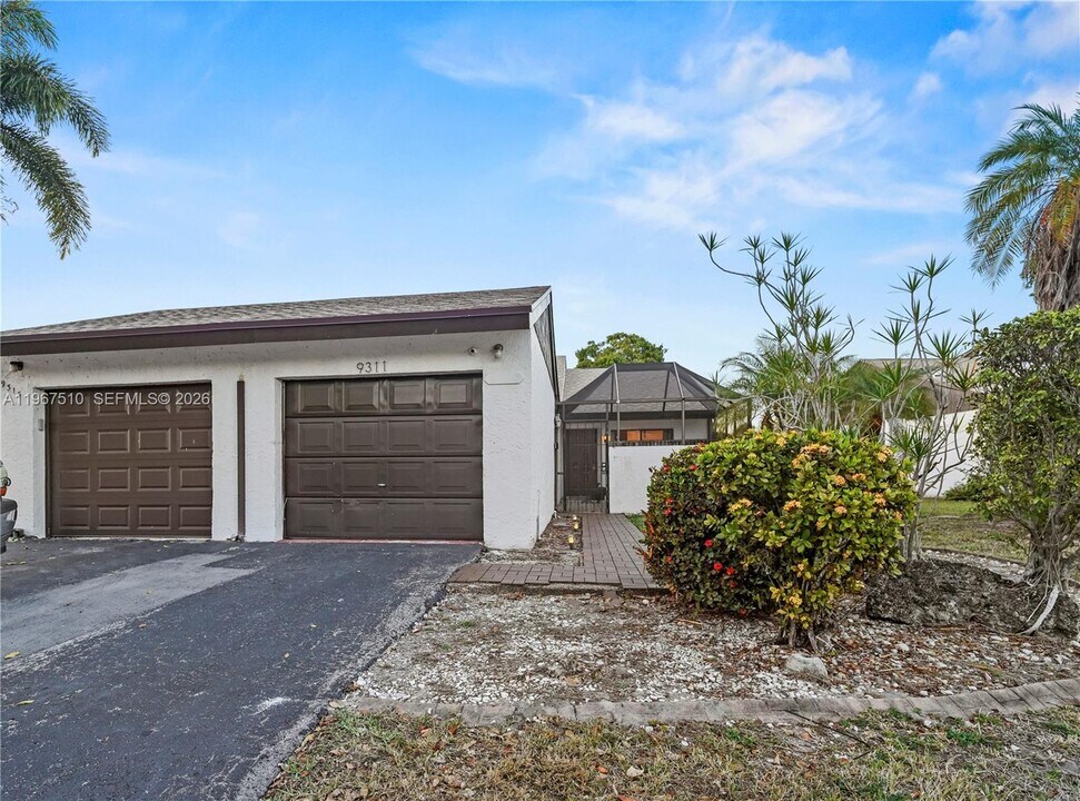 9311 Wedgewood Dr in Tamarac, FL - Building Photo