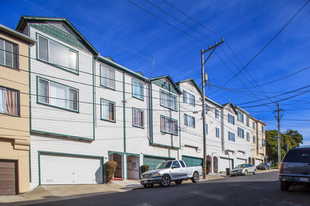 115 E Moltke St in Daly City, CA - Building Photo