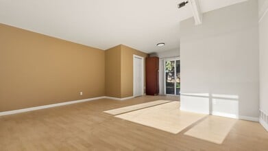 16504 NE 13th St in Bellevue, WA - Building Photo - Building Photo