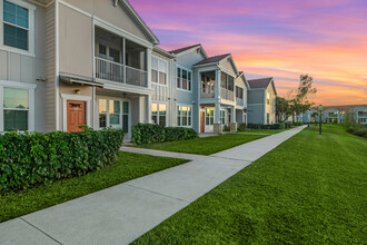 Waterline Estero in Estero, FL - Foto de edificio - Building Photo