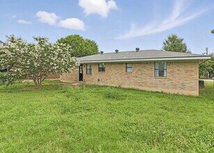 600 N Cunningham St in Marion, TX - Building Photo - Building Photo