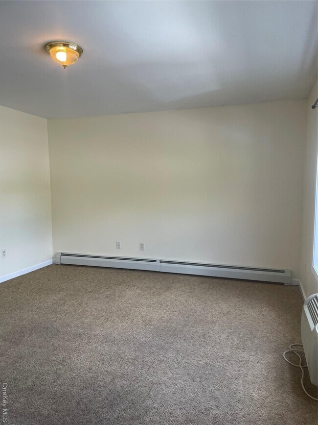 696 South St in Highland, NY - Building Photo - Building Photo