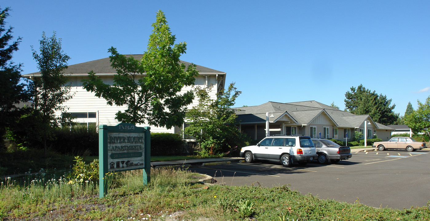 River Kourt Apartments in Eugene, OR - Building Photo