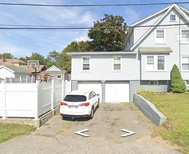 105 Bickford Rd, Unit #1 in Braintree, MA - Building Photo - Building Photo