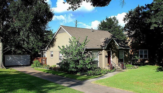 411 Graceland St photo'