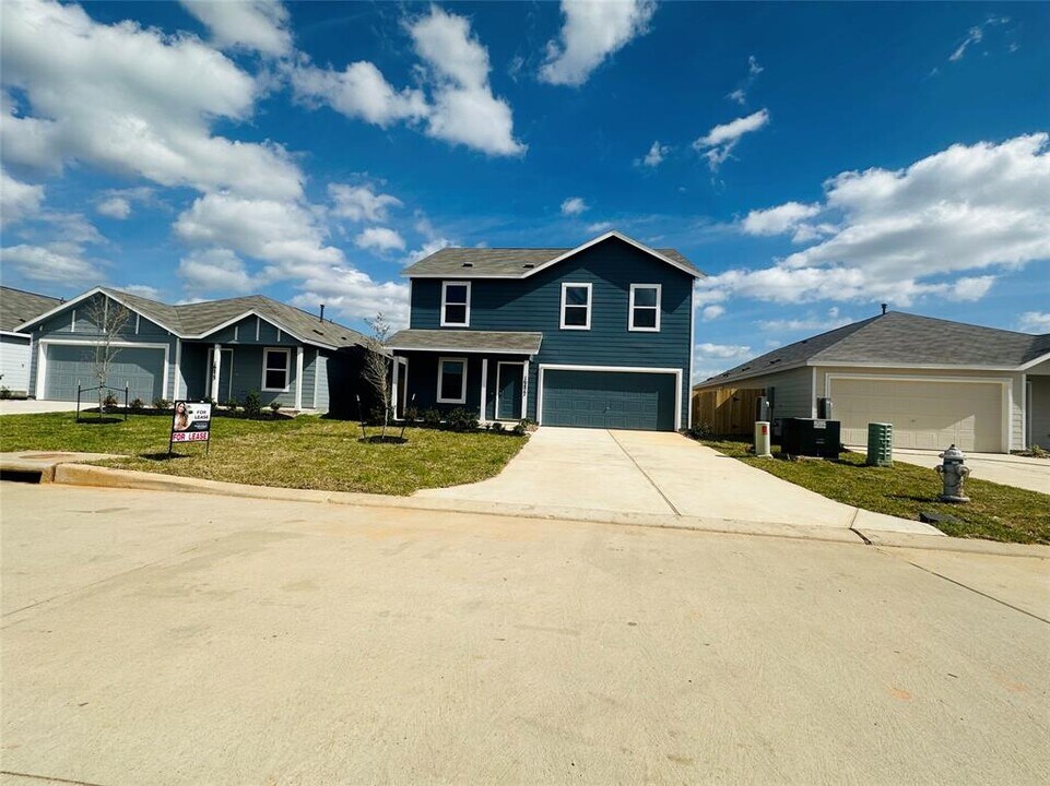 16477 Blossom Grv Dr in Conroe, TX - Building Photo