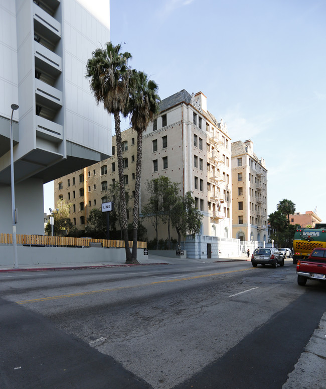 Chateau LaMartine Apartments in Los Angeles, CA - Foto de edificio - Building Photo