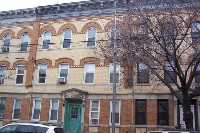 18-23 Woodbine St in Flushing, NY - Building Photo - Building Photo