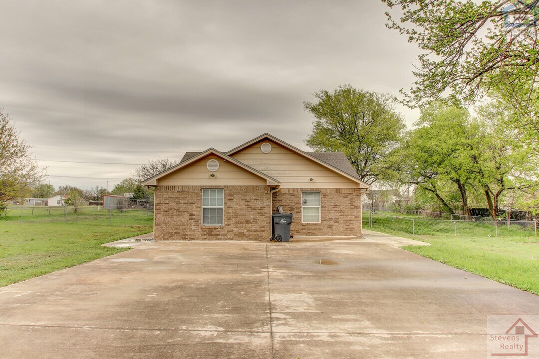 411 SW Garfield Ave-Unit -A in Lawton, OK - Building Photo