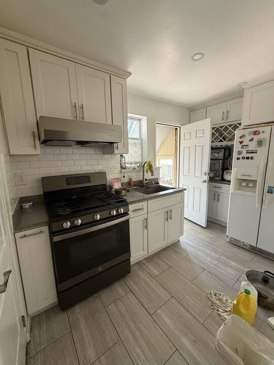 32-33 200th St in Queens, NY - Building Photo