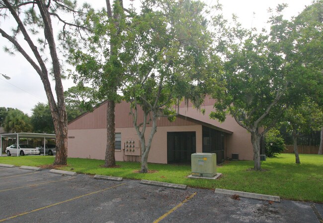 5603-5619 Summer Side Ln in Sarasota, FL - Foto de edificio - Building Photo