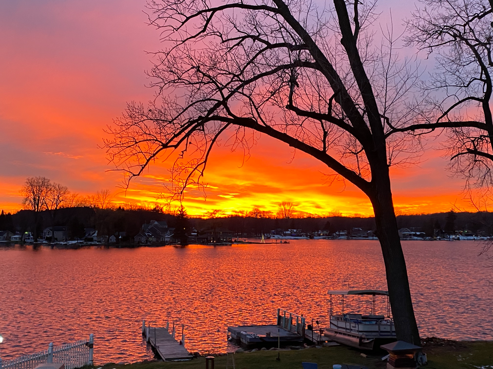 2080 S Ortonville Rd, Unit Lakefront Apartment 2 in Ortonville, MI - Foto de edificio