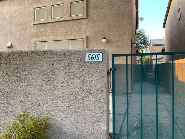 5615 Lago Ct in Las Vegas, NV - Building Photo - Building Photo