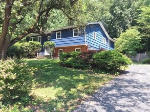 24 Wallace Dr in Chestnut Ridge, NY - Building Photo - Building Photo