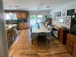 16 Stuart Ct in Hampton Bays, NY - Building Photo - Building Photo