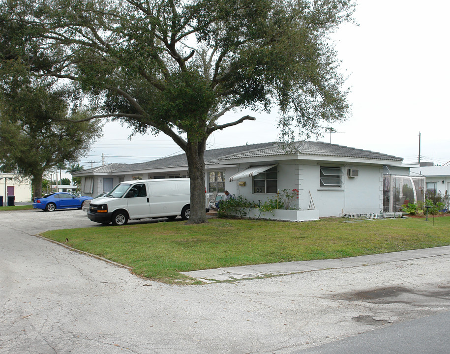 213 SE Park St in Dania, FL - Building Photo