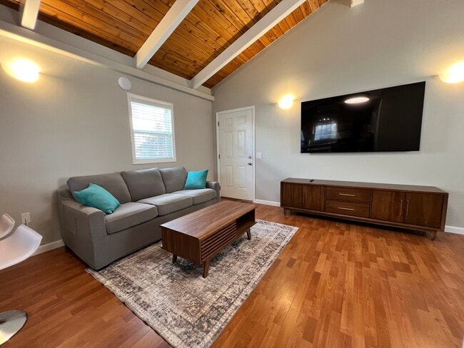 527 Paopua Pl
