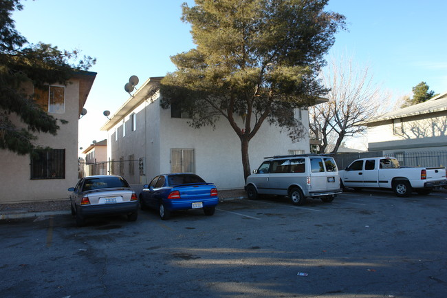 3427 E Cheyenne Ave in North Las Vegas, NV - Building Photo - Building Photo